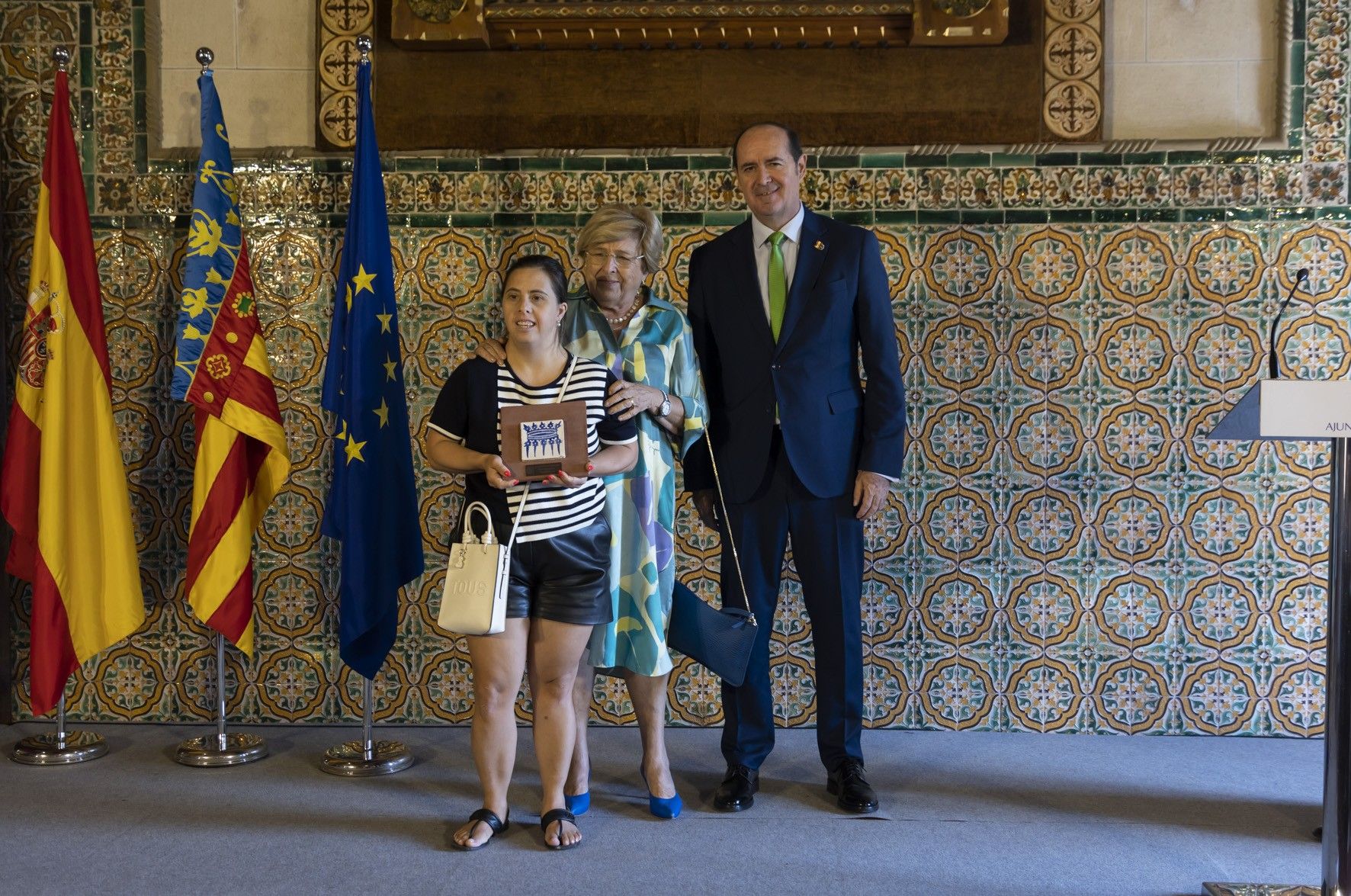 Las imágenes del Acto Cívico que reconoce a personas y colectivos de Gandia