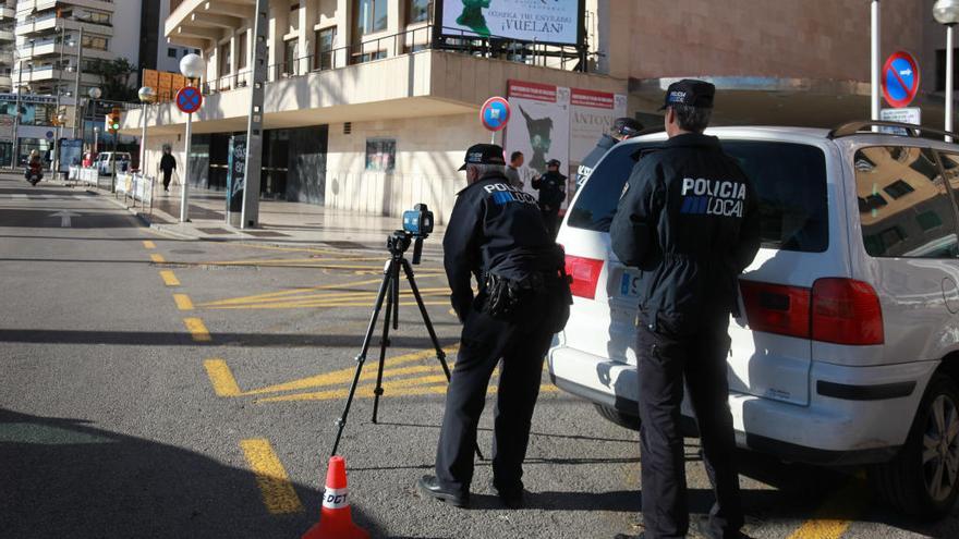 Agentes de la Policía Local durante un control en Palma.
