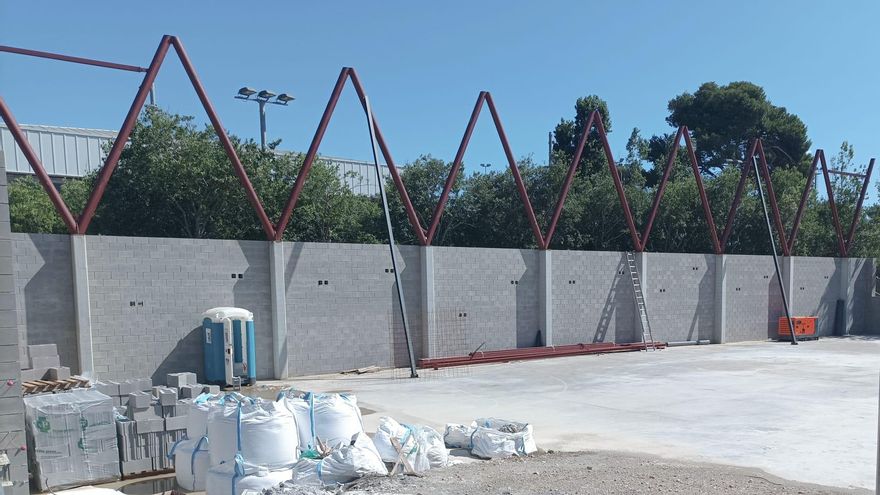 Figueres instal·la la coberta de la pista poliesportiva annexa al pavelló Rafel Mora