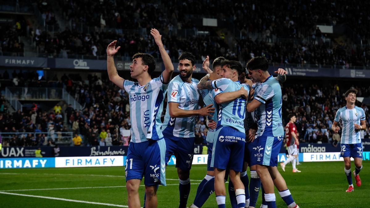 Los jugadores del Málaga CF celebran un gol en La Rosaleda.