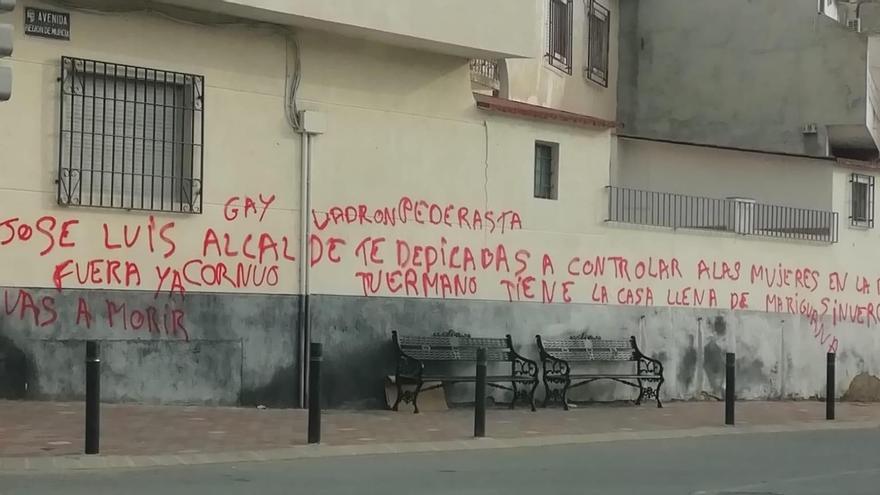 Pintadas contra el alcalde de Albudeite.