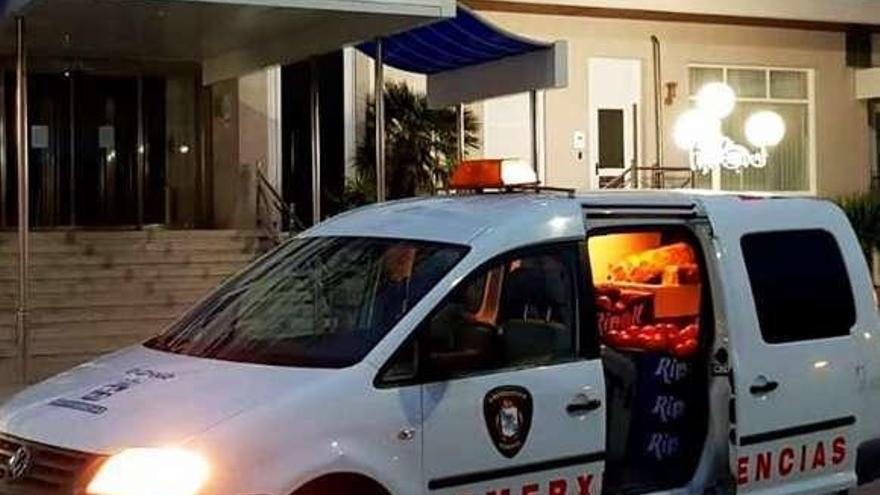 El vehículo de Emergencias recogiendo alimentos en el Hotel Louxo.
