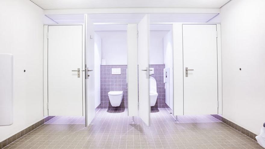 Por qué las puertas de los baños públicos no llegan hasta abajo? - Faro de  Vigo
