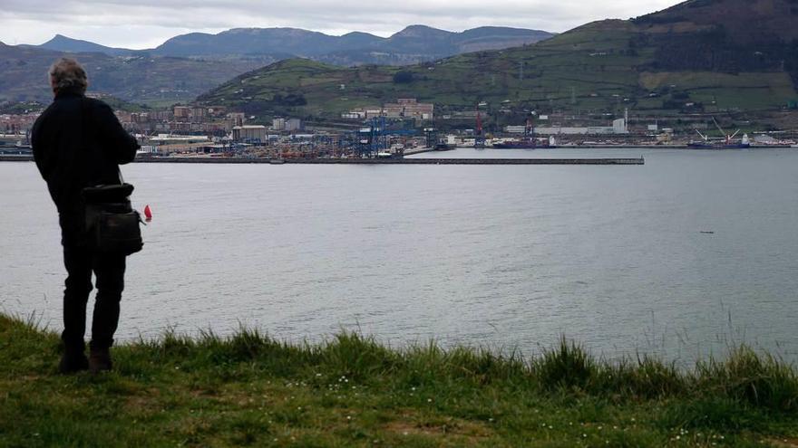 Punta Galea, el acantilado junto al mar en el que apareció la adolescente muerta ayer.