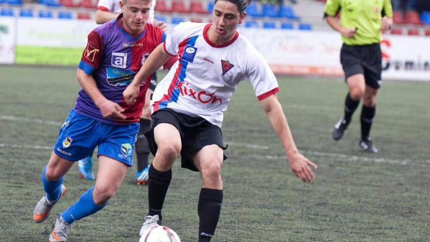 Berto Cayarga pugna por un balón con Dani Girón, del Ceares.