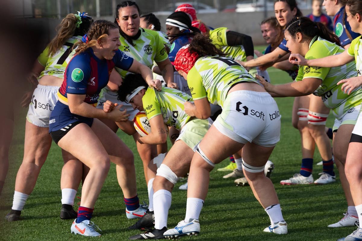 Partido entre el Rugby Turia y el Barça en el Polideportivo Quatre Carreres de València.