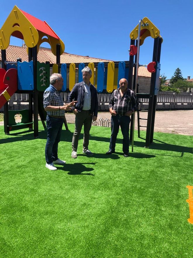 El alcalde y sus ediles en la zona donde se cambió la hierba artificial.