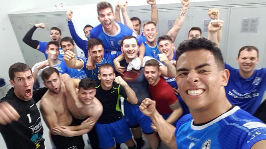 Los jugadores del Torrevieja celebran la victoria en el vestuario