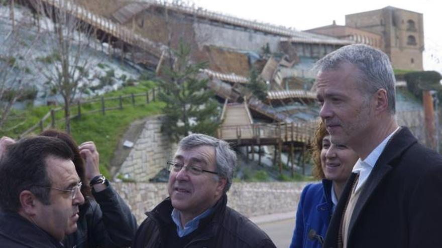 José Ignacio Martín Benito, a la izquierda, junto a parlamentarios del PSOE en una reciente visita a los Cuestos.