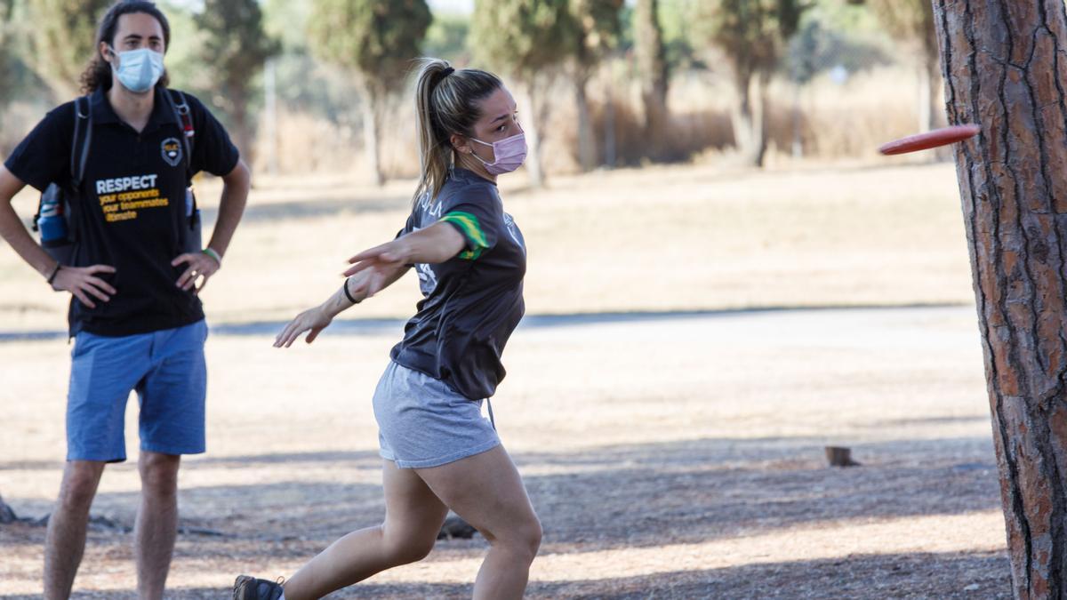 Una jugadora del club Esperit de Sabadell practica en el campo de Palau de Plegamans.