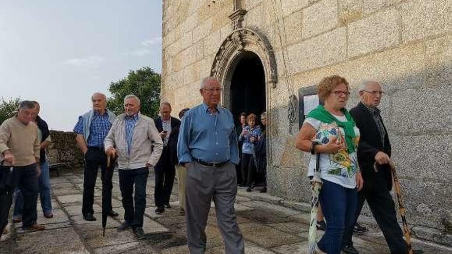 Personas a la salida del funeral por De la Rúa en Beluso. // S. Álvarez