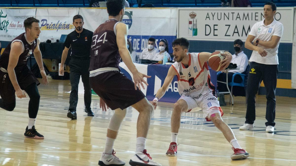 Costa bota el balón delante de dos defensores del Zentro Basket Madrid