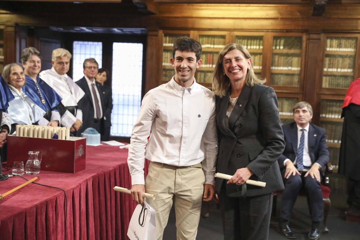 Martín Pastrana recoge su distinción.