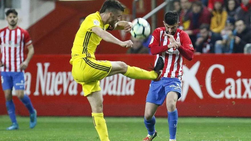 Santos pelea por un balón con el jugador de Osasuna Oier en el partido del pasado viernes.