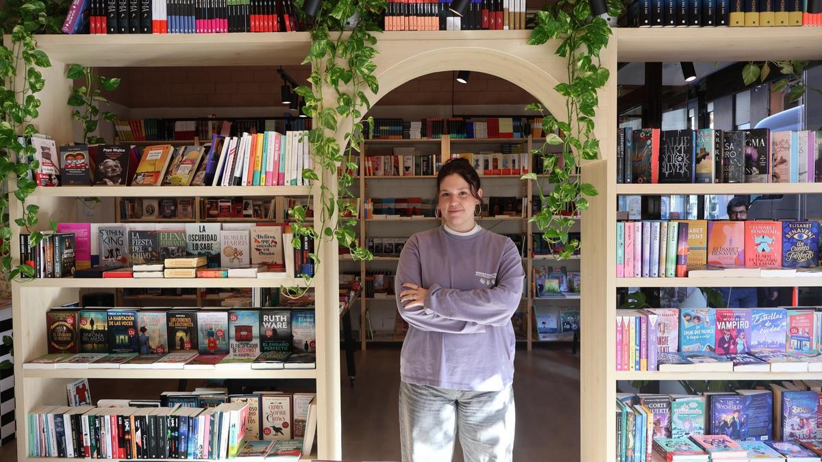 Lola Consuegra en su librería El Faro de Lola.