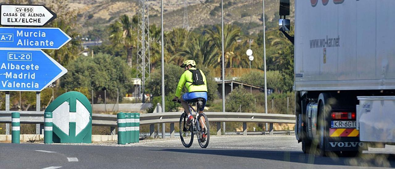 Un ciclista cruzando la rotonda de la Vía Parque que comunica con la Ronda Sur.  | MATÍAS SEGARRA