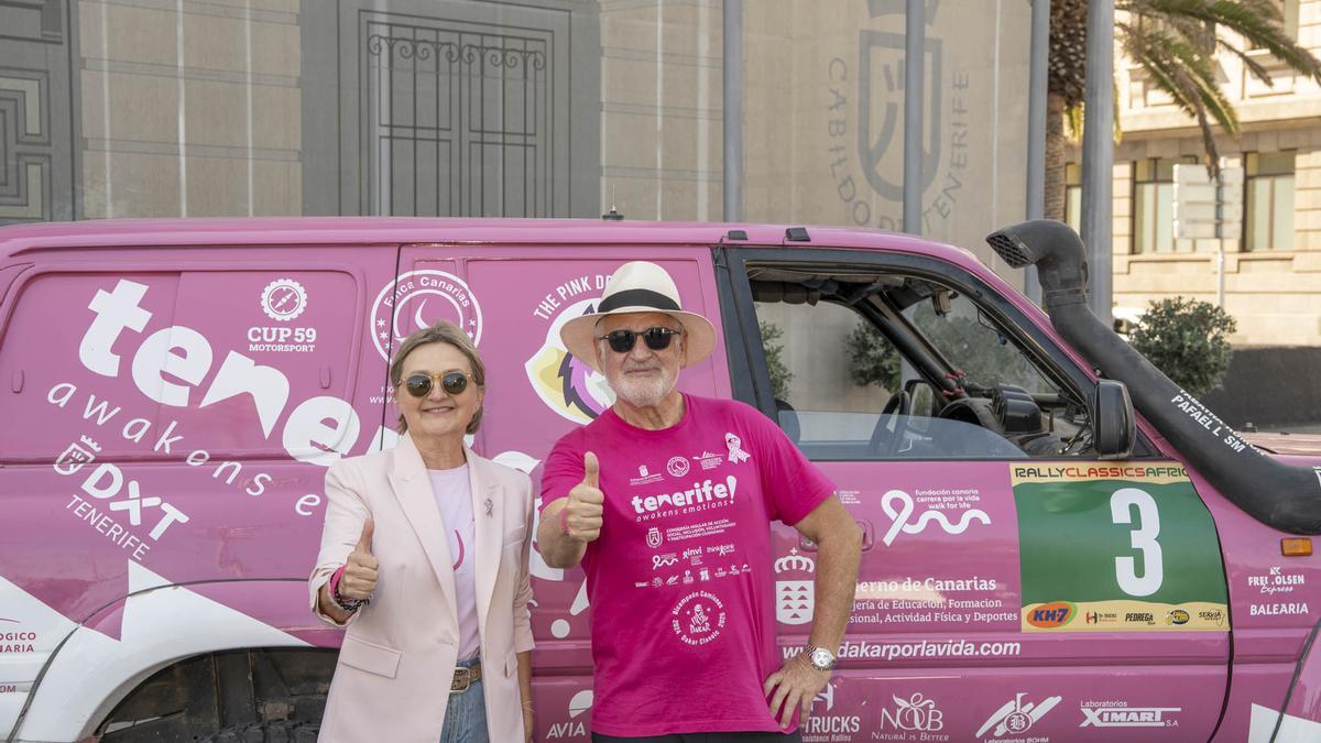 Brigitte Gypen y Rafa Lesmes con el 'zorro' rosa en los exteriores del Cabildo de Tenerife.