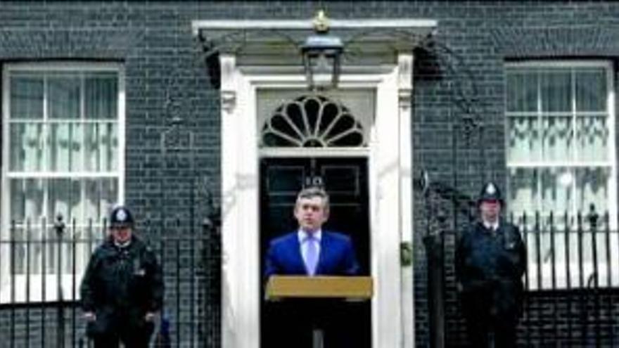 Laboristas y ´tories´ inician una batalla por Downing Street