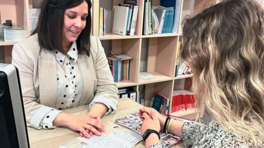 La dietista de la Asociación Celiaca de Castilla y León, Noelia Rodríguez, durante una consulta. | CEDIDA