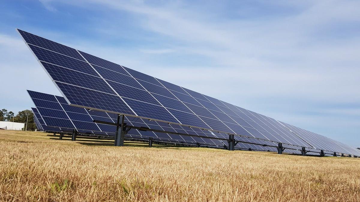 Una planta de paneles solares.