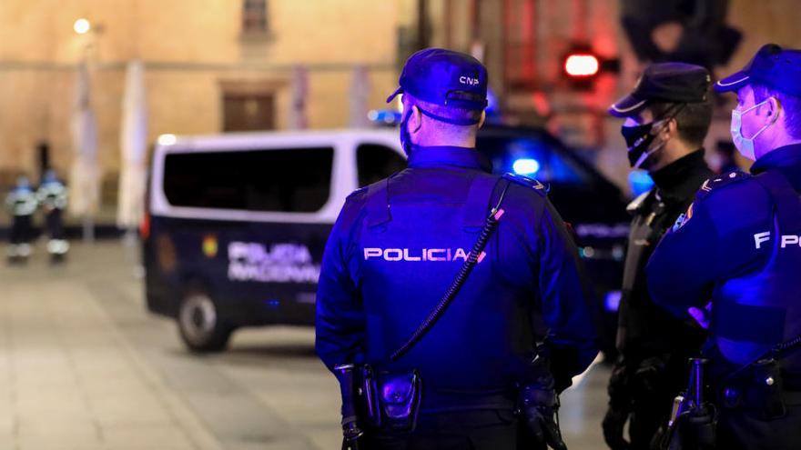 Policía vigila las calles de Salamanca.
