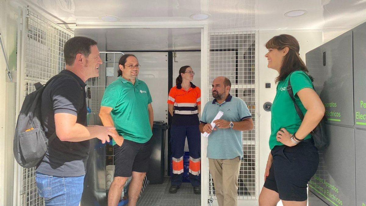 El concejal de Residuos Urbanos, Ignasi Garcia (izquierda), en el nuevo tercer ecoparque móvil que este lunes está en Padre Jofre.