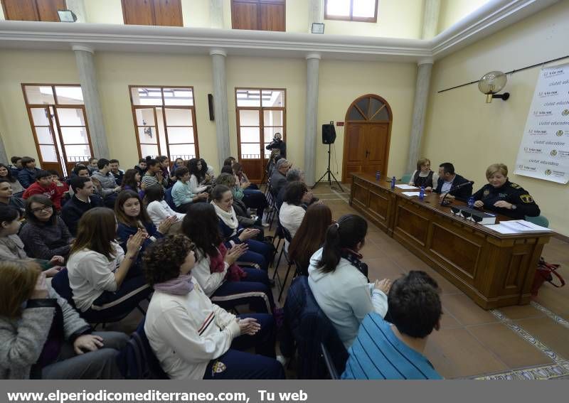 GALERÍA DE FOTOS -- Cien alumnos de Vila-real participan en una campaña de Convivencia en las Aulas