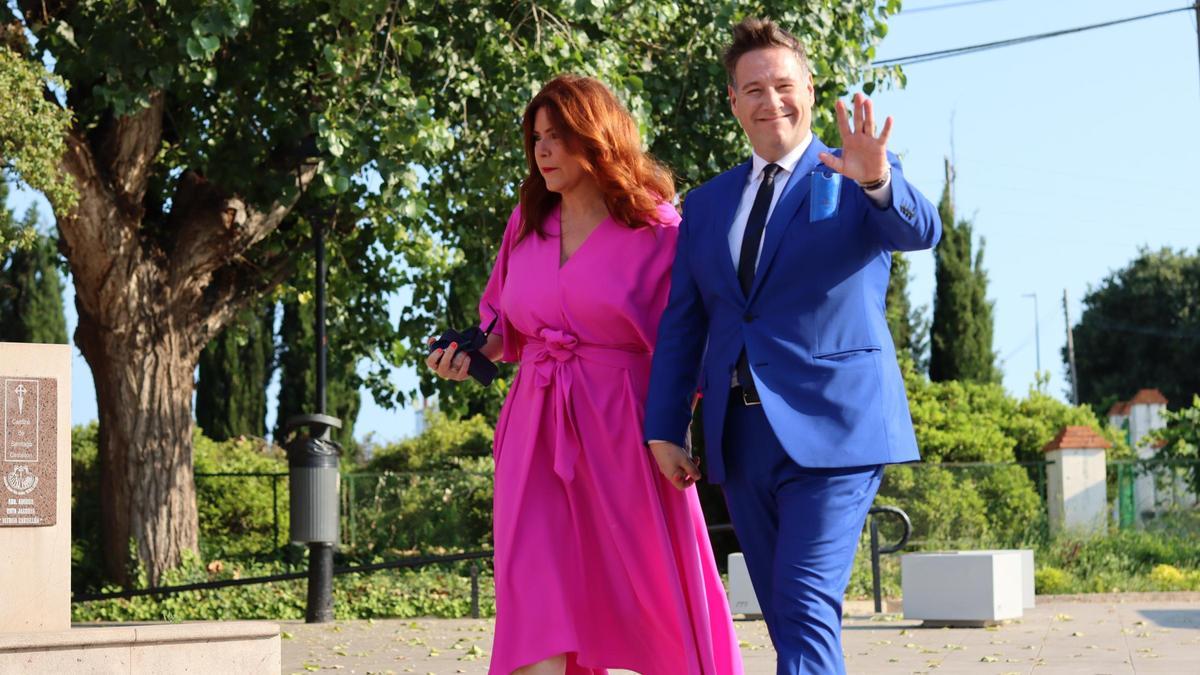 Carlos Latre saluda en su llegada a la boda.