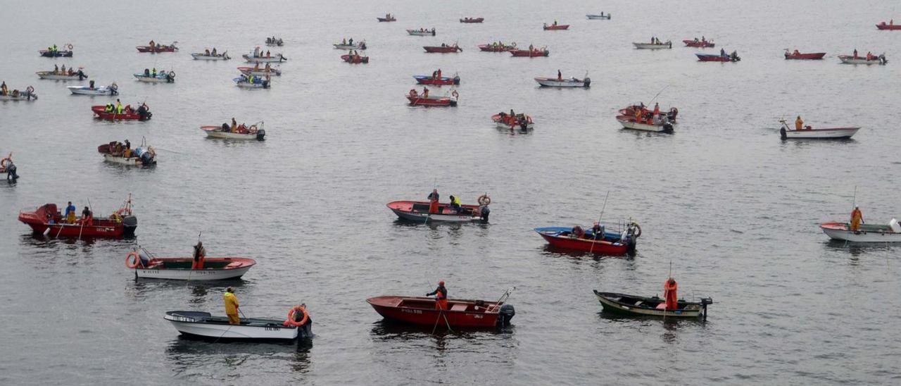 Embarcaciones dedicadas al marisqueo en aguas de Arousa.