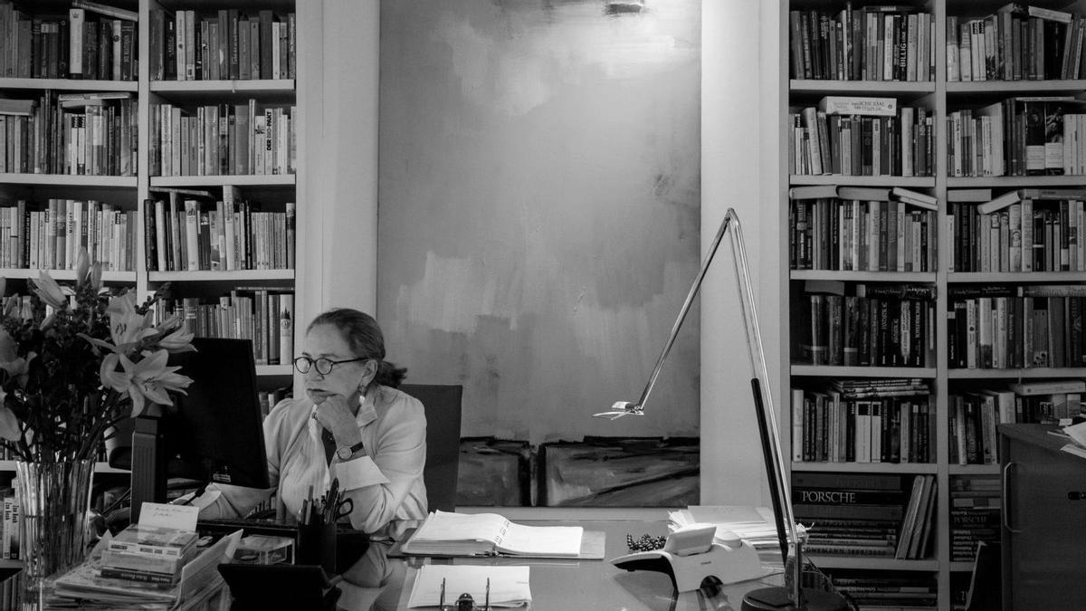 Ein Büchermensch: die Literaturagentin Lianne Kolf in ihrem Arbeitszimmer.  | FOTO: FELIX BROEDE