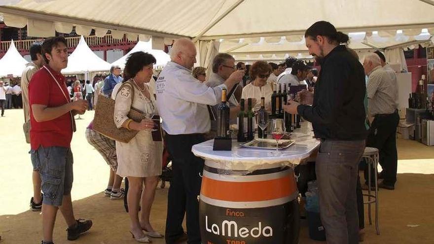 Varias personas prueban los vinos de una de las bodegas participantes en la feria del pasado año.