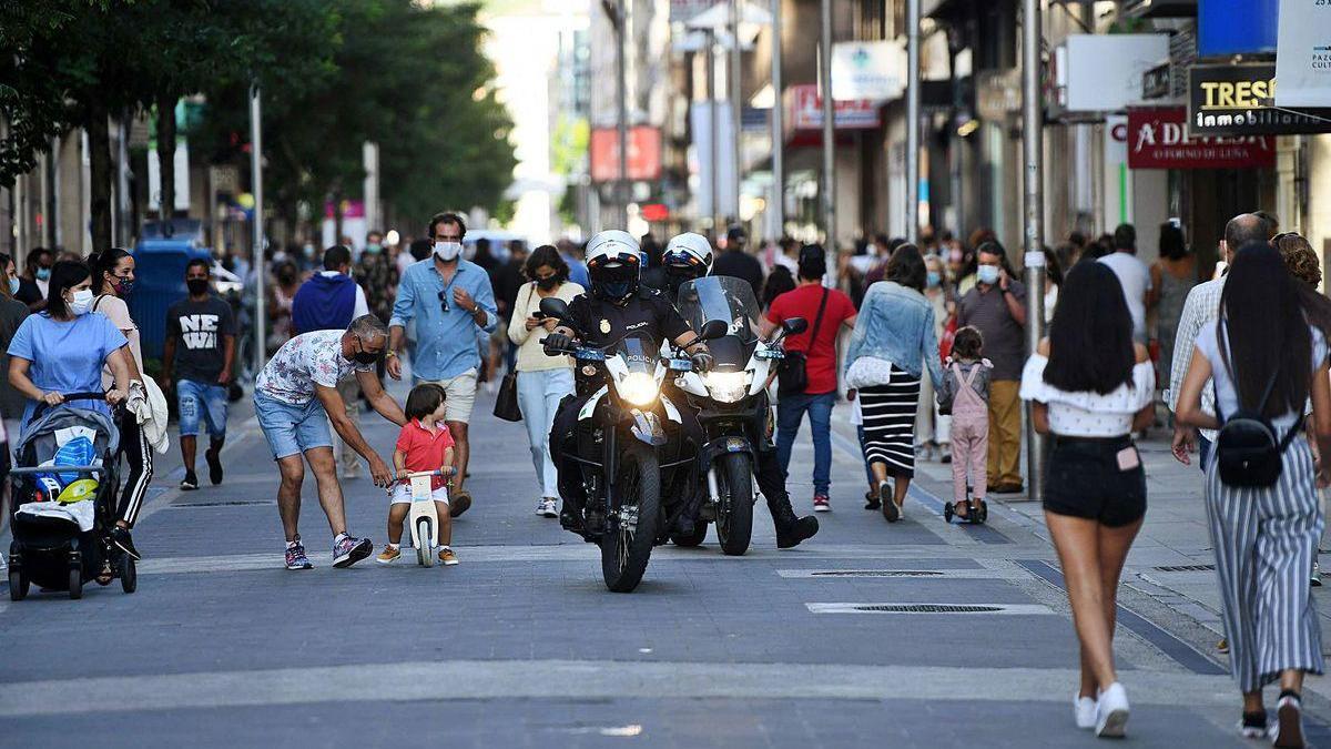 Agentes de la Policía, patrullando por el centro de Pontevedra para asegurar el uso de la mascarilla por la población.