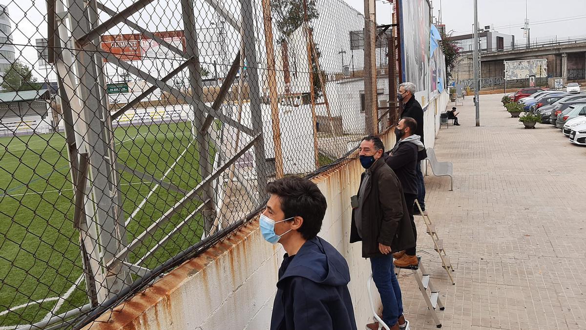 El “público” rodeó parte del campo con sus escaleras domésticas