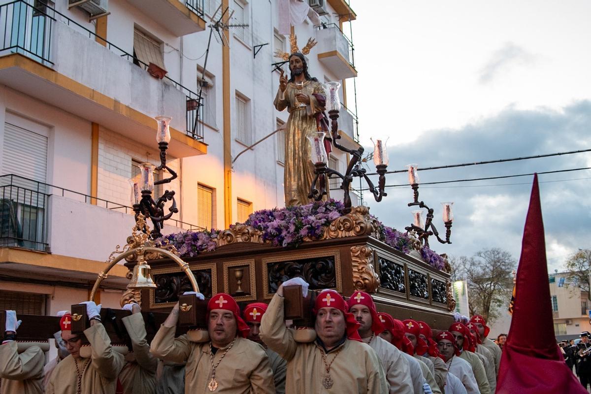 El paso del Señor en la Santa Cena es portado a hombros en Montilla.