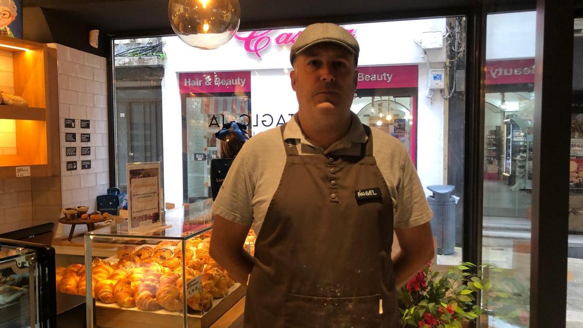 Ángel Balsera, gerente de Santa Gloria en la calle Pintores de Cáceres.
