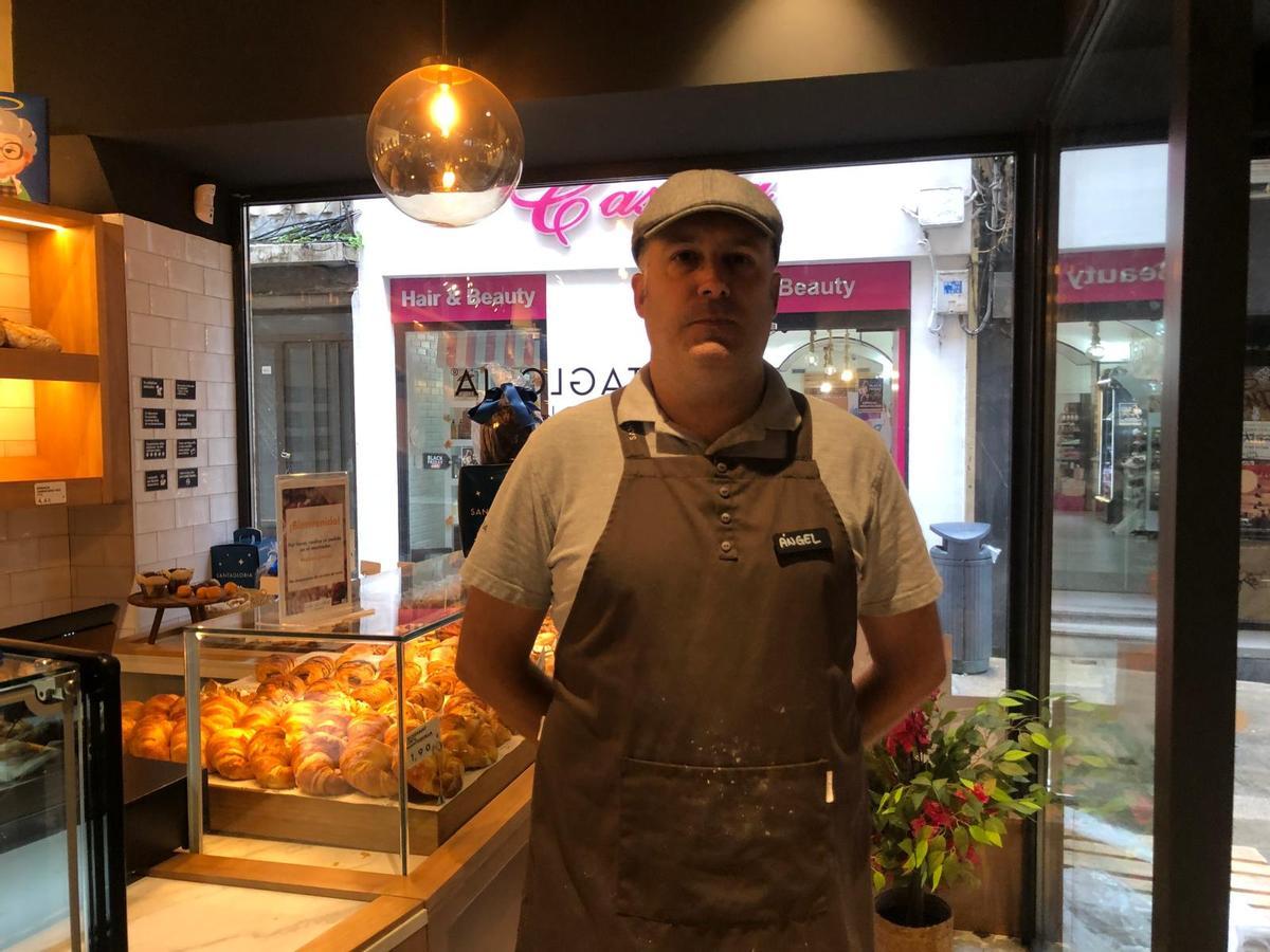 Ángel Balsera, gerente de Santa Gloria en la calle Pintores de Cáceres.