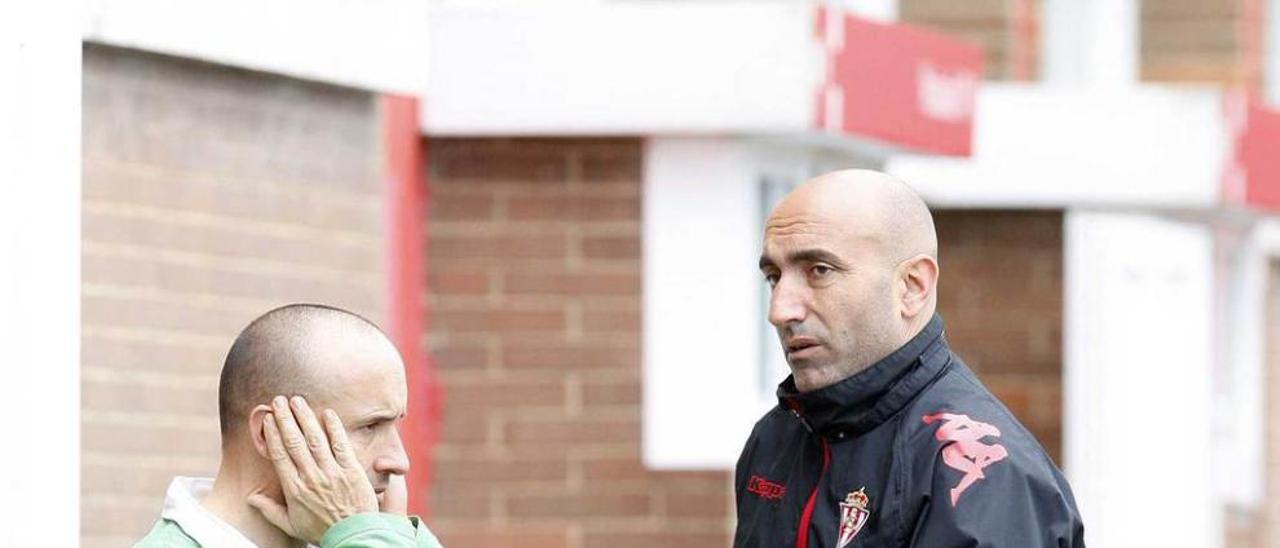 Abelardo charla con el readaptador Lorenzo del Pozo en el entrenamiento de ayer.