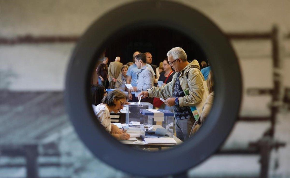 Jornada electoral en el Centre Cívic La Sedeta.