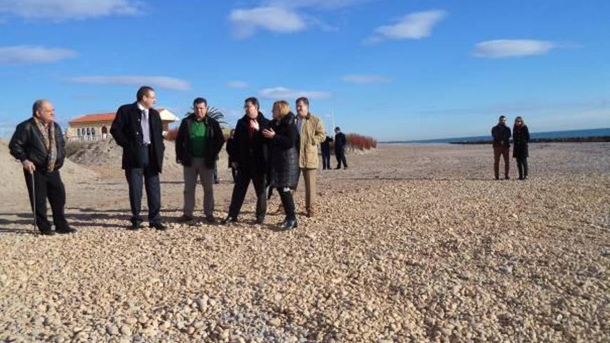 Costas aporta arena en seis playas mientras se retrasan las obras definitivas contra la regresión