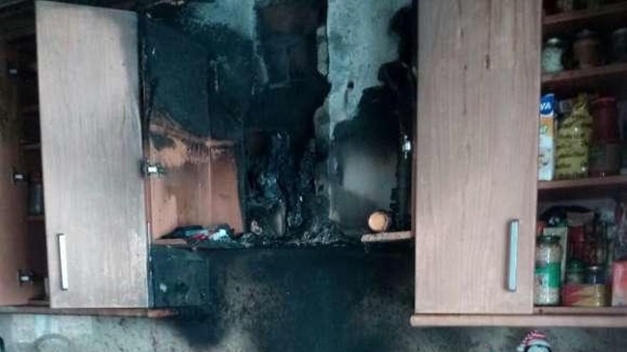 Daños en una cocina tras un incendio causado por una sartén.