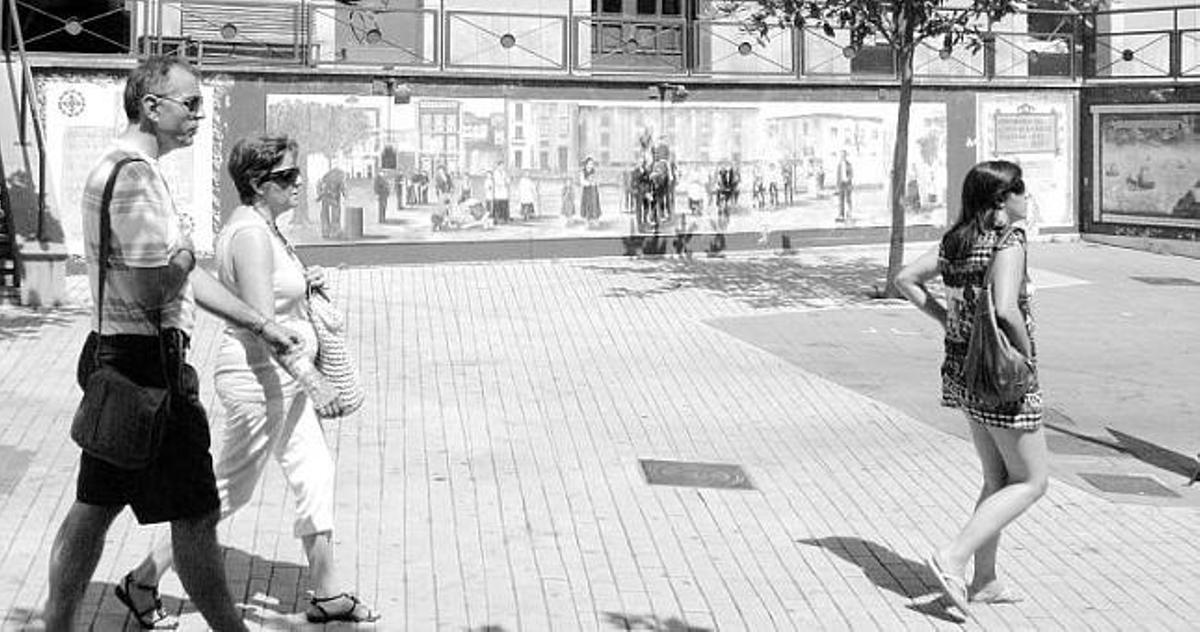 Mural del Paseín, al fondo, con la pasarela que será reformada en su parte superior, en Candás.