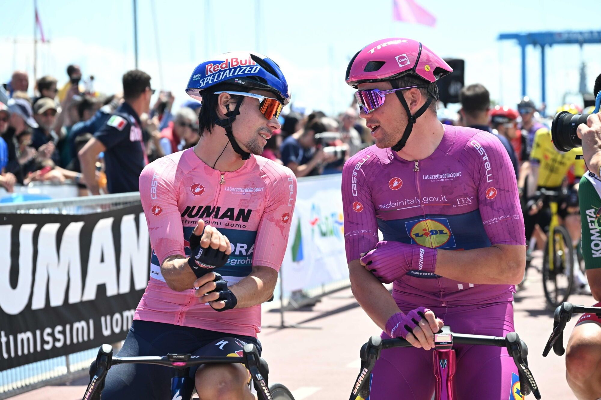 GIULIANOVA (Italy), 17/05/2025.- Slovenian rider Primoz Roglic (L) of Red Bull - Bora - Hansgrohe team wearing the overall leader's pink jersey, waiting on the start line of the 8th stage of the 108 Giro d'Italia 2025, cycling race over 197 km from Giulianova to Castelraimondo, Italy, 17 May 2025. (Ciclismo, Italia) EFE/EPA/LUCA ZENNARO