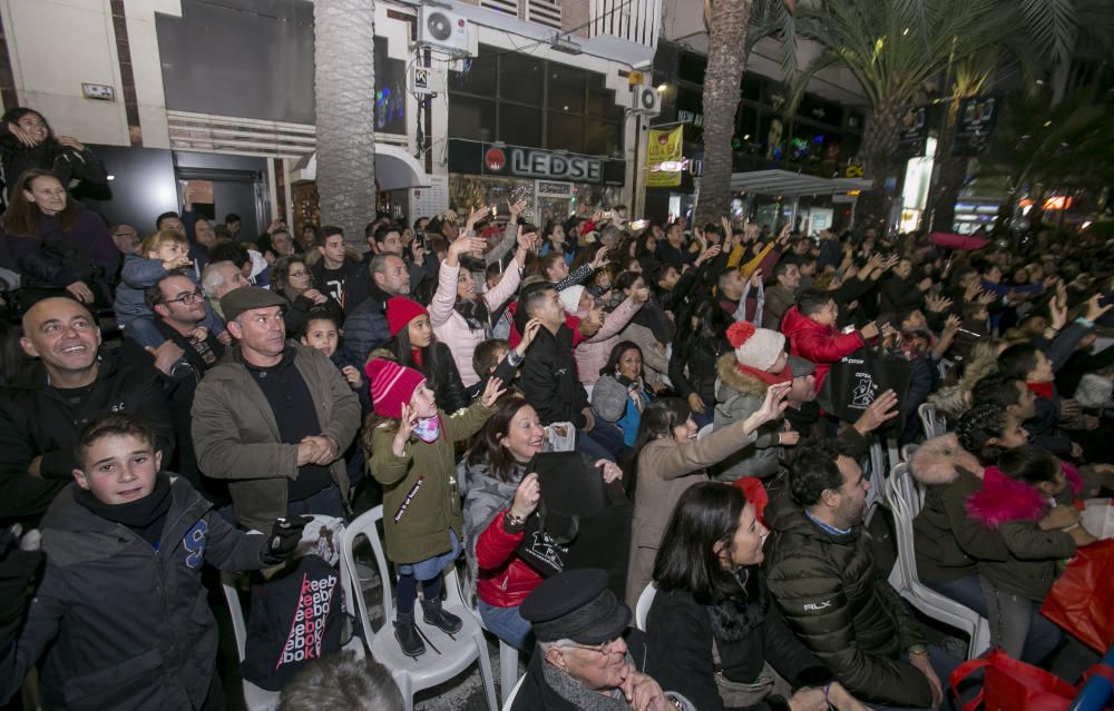 Los Reyes Magos reparten ilusión por la ciudad de Alicante.