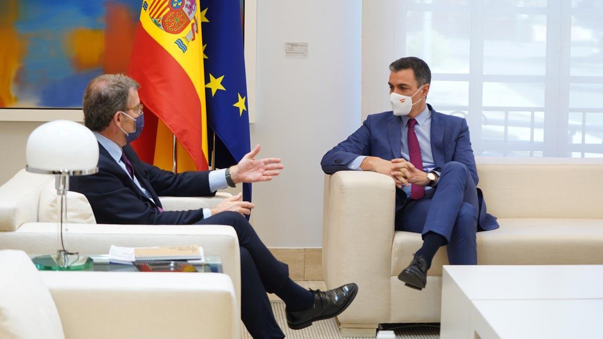 Alberto Núñez Feijóo y Pedro Sánchez, durante su encuentro