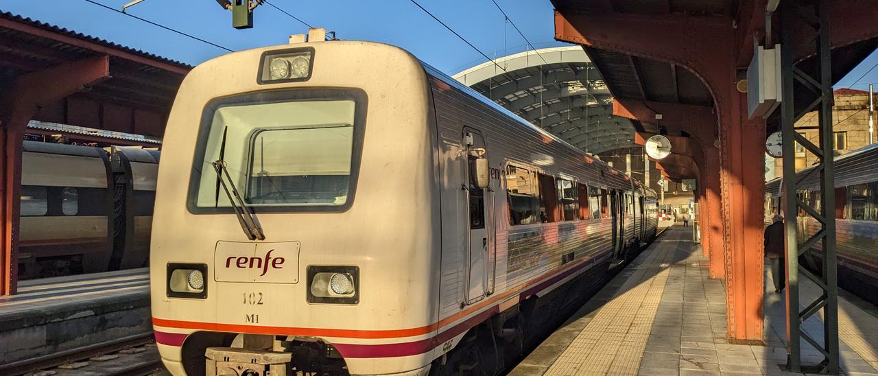 Un tren de la línea entre A Coruña y Ferrol, en un andén de la estación de tren de San Cristóbal.