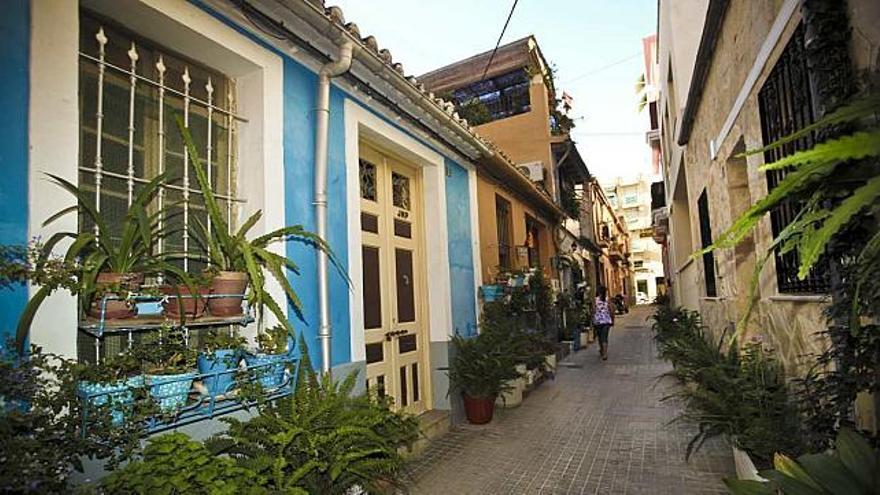 Imagen de la calle Nicasio Camilo Jover, con sus fachadas de colores y sus macetas en las puertas.