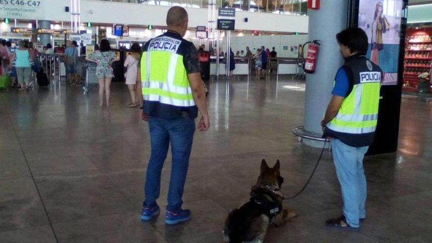 Dos agentes en la terminal del aeropuerto.