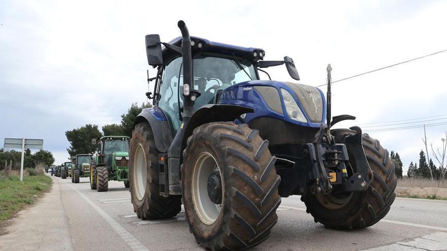 El BOE publica la norma a los tractores a la hora de incorporarse a la carretera que señala a los trabajadores agrícolas con multas de 200 euros: la nueva normativa es clara