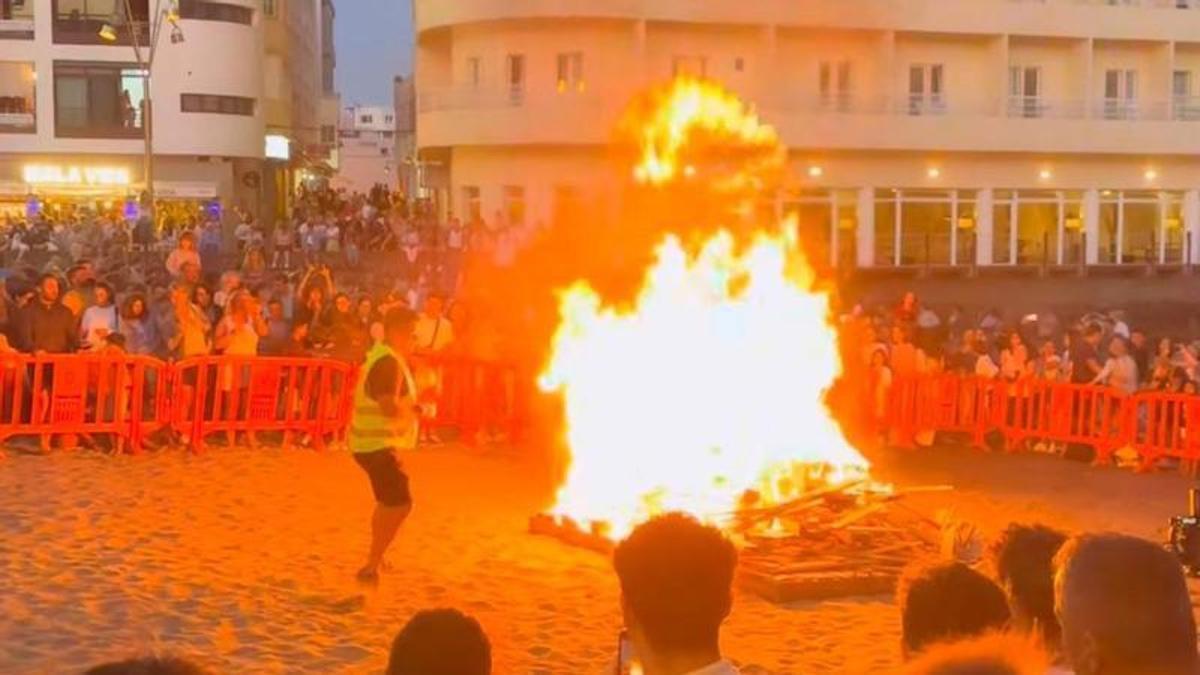 Una hoguera de San Juan en la Playa de El Médano.