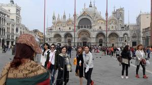 mbenach40617717 a picture taken on october 20  2017 in venice shows tourists171021200830